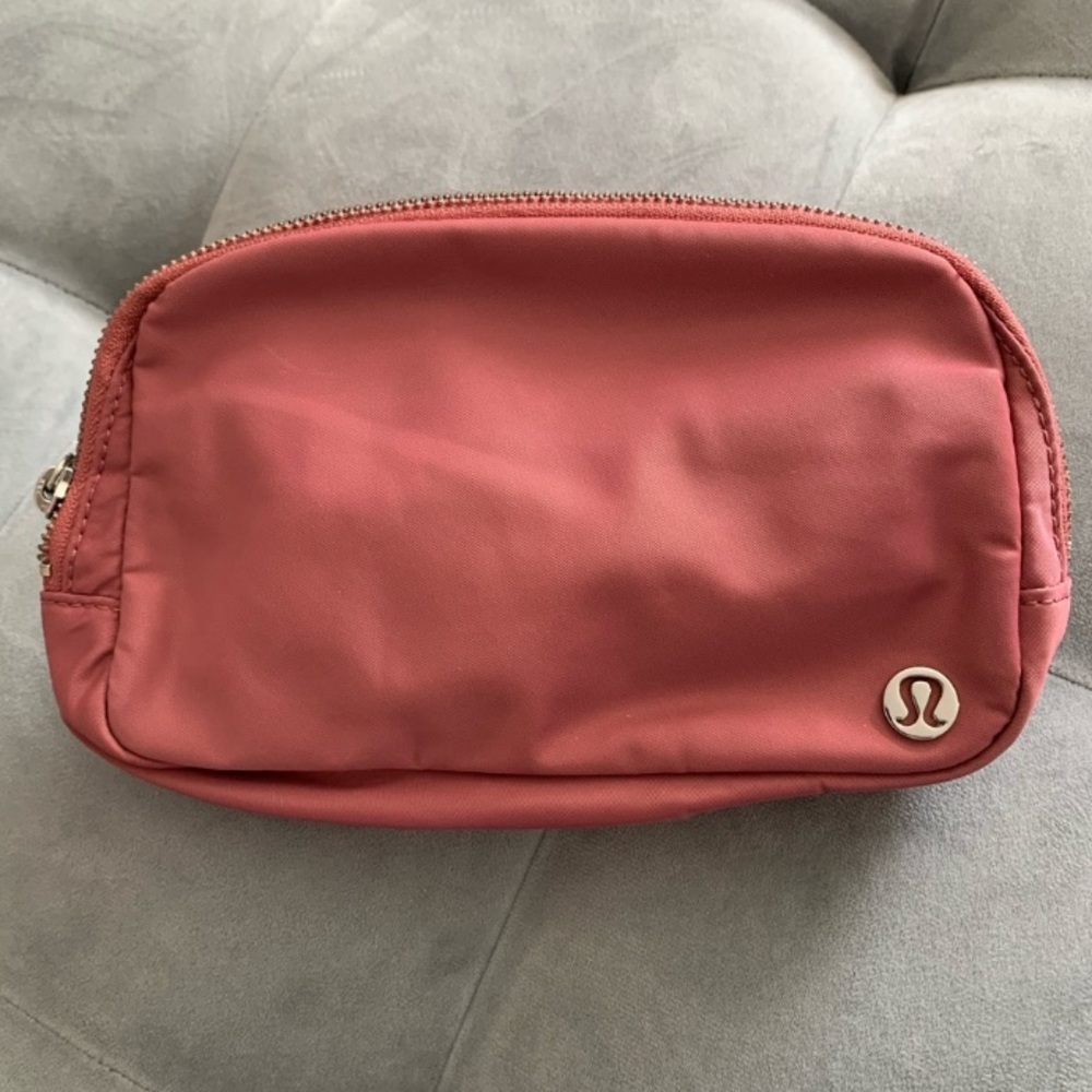 Lululemon Everywhere Belt Bag Cherry Blossom Tint OG Original - Picture 1 of 12